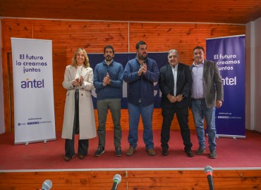 Antel completó la cobertura de fibra óptica en todos los pueblos de más de 1.000 habitantes del país