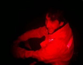 Luis Paiva, recuperando fuerzas en un peque&ntilde;o fuego armado por los rescatistas.