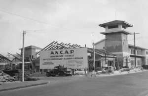 Fotografía de la construcción de la obra concebida en 1945.