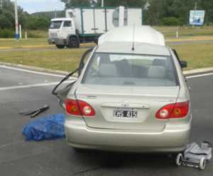 El Toyota Corolla conducido por la mujer que perdió la vida en el choque.