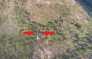 Imagen tomada por un helicóptero de rescate, de los restos del Piper en una de las cumbres de Sierra de las Ánimas.