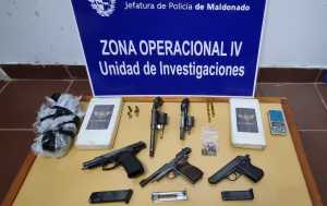 Los dos ladrillos de cocaína, las armas y proyectiles incautados.