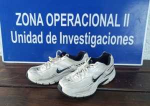 El calzado deportivo de la víctima, recuperado por la Policía.