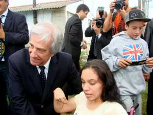 En Cerro Pelado, el Presidente Vázquez alentando a una adolescente en silla de ruedas.