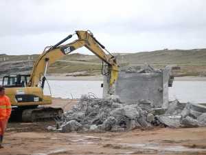 Esta jornada Caceem inició la demolición de vieja estructura sobre Laguna Garzón
