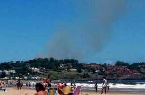 El fuego en la Parada 41 de Playa Mansa, y el humo que se observaba desde Portezuelo.
