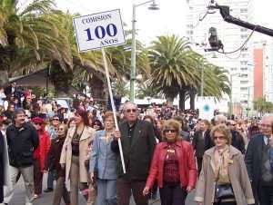 Bento Stern, encabezando el desfile por los 100 años de Punta del Este portando el cartel de la Comisión Organizadora de los festejos, por la avenida Gorlero.