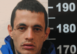 Cristopher Damyan Rodríguez Cassinelli, fue atrapado escondido entre unos arbustos con una garrafa robada. 