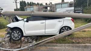 Ruta 10 a la altura de Punta Ballena, Camioneta colisionó contra una columna que le cayó encima.