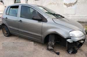 Así quedó el coche de los individuos tras el choque en una rotonda, en el corazón de Punta del Este.