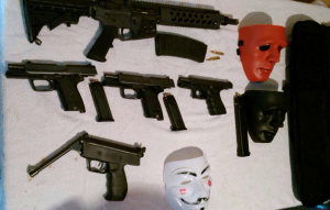 Las armas incautadas junto a las máscaras usadas en distintos atracos. 