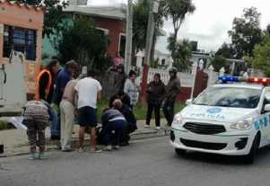 Momento en el que el rapiñero es entregado a la Policía tras atacar a golpes a una mujer que esperaba un ómnibus, en el barrio San Martín.
