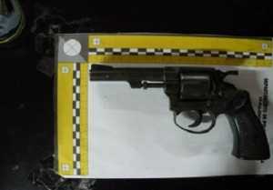 El revólver calibre 32 encontrado en uno de los coches.