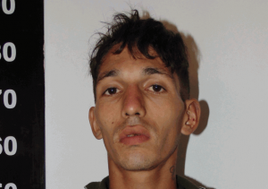 Álvaro Gerardo Ferreira Espíndola, a pesar de su juventud ya cuenta con media docena de antecedentes, incluyendo arrebatos y una rapiña.