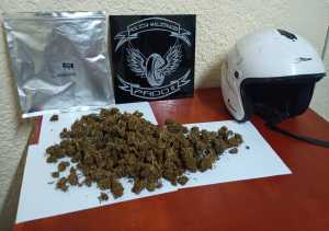 Las flores de cannabis que intentó descartar el joven que huyó de la Policía y terminó cayendo al pavimento.