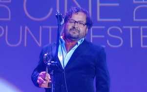 Paul Córdova con el premio Mauricio Litman, ganado por el filme "1982"