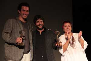 El director de “El último autocine”, Iberê Carvalho, junto al protagonista, el actor Breno Nina (Mejor Actor), al momento de ser premiados por la directora de Cultura de la Intendencia de Maldonado, doctora Marie Claire Millán.