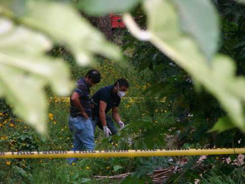 Policía Científica trabajando en el sitio donde apareció el cadáver.