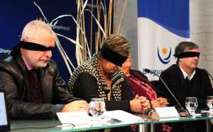 Las autoridades fueron invitadas a vendarse los ojos para comprobar los alcances de la aplicación para personas ciegas.