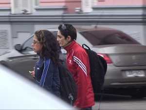 Camila y su madre saliendo de dependencias policiales donde tuvo que declarar tras ser traída desde la ciudad de Minas.