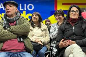 Los principales dirigentes de Maldonado, el diputado Eduardo Antonini, la presidenta del FA Silvana Amoroso y la ex intendenta Susana Hernández, siguiendo expectantes los resultados que iban surgiendo el domingo a la noche