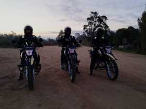 policia patrullando en moto