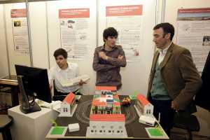 Los emprendedores de Maldonado, Santiago Regusci y Rodrigo Lopetegui, con el proyecto “Cowell Alarm System”.