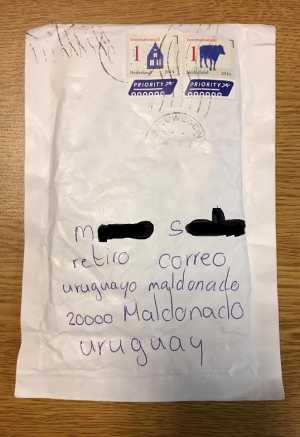 El sobre con las pastillas, donde aparece el nombre del destinatario, que fue tachado por las autoridades y ahora es buscado en Maldonado