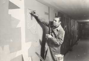 Carlos Páez Vilaró, pintando el mural en un túnel que une dos edificios de la OEA en Washington, en 1960.