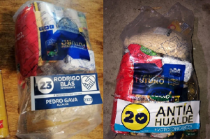 Las canastas de alimentos que entrega la Intendencia de Maldonado, con los auto adhesivos con los nombres de los dos candidatos del PN que han hecho circular en redes sociales.