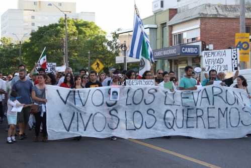 En Maldonado hubo marcha en reclamo por los 43 estudiantes mexicanos desaparecidos.