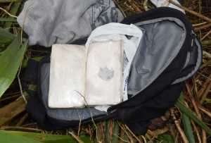 Los dos ladrillos de cocaína eran transportados dentro de esta mochila.