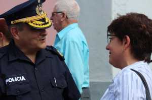 La ex intendenta Susana Hernández, dialogando con el nuevo jefe de Policía de Maldonado, Julio Pioli.