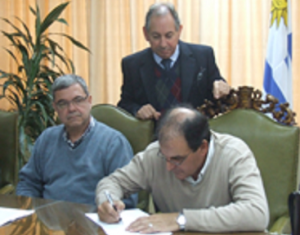 Abril de 2014, cuando el entonces Intendente Oscar De los Santos, suscribía el convenio con el Instituto Cuesta Duarte.
