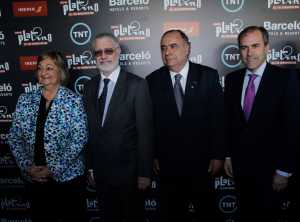 Autoridades uruguayas junto al director de los Premios Platino, durante la ceremonia de este jueves en Buenos Aires