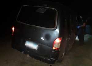 La camioneta en el momento que fue recuperada por Policía de Tránsito en una zona de campaña cercana a Minas, en Lavalleja.