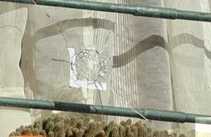 Por esa ventana ingresó una bala "perdida" en un apartamento del barrio Inve de Maldonado, donde la dueña de casa resultó herida.