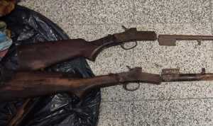 Las escopetas encontradas en un predio de Pueblo Obrero