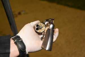 El revolver calibre 32 cargado, encontrado dentro del coche del sujeto ahora condenado por varios delitos.