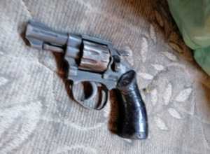 El arma incautada, usada por Calabuig en las rapiñas que le imputaron