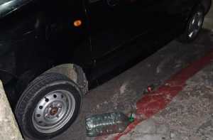 Debajo de este coche fue sorprendido Jonathan Gastón De los Santos Rocha robando nafta.