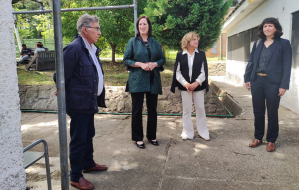 Fulton con autoridades de El Jagüel durante su visita al centro