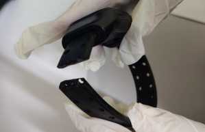 La tobillera rota por el individuo detenido en San Carlos.