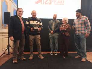 Jurado Oficial entregando premio