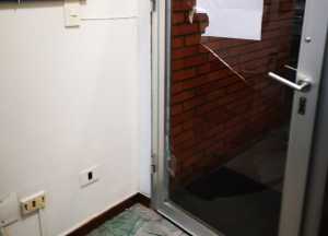 La puerta rota durante el incidente protagonizado por Correa con Lages.