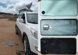 La camioneta en Punta Piedras con un vidrio roto y los teléfonos recuperados por la Policía.