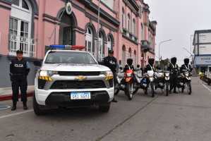 Las cuatro motos y la camioneta entregadas a la Policía de Maldonado.