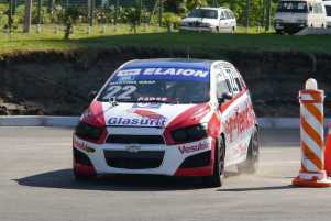 El Chevrolet Sonic de Fernando Dacal en plena acción, sobre el nuevo circuito de Punta del Este.