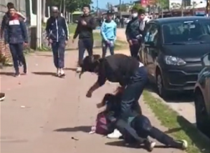Captura del video que registra la brutal agresión.