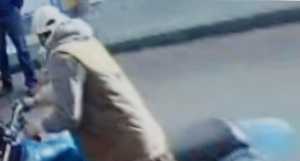 Captura de video, del momento del hurto de la moto.